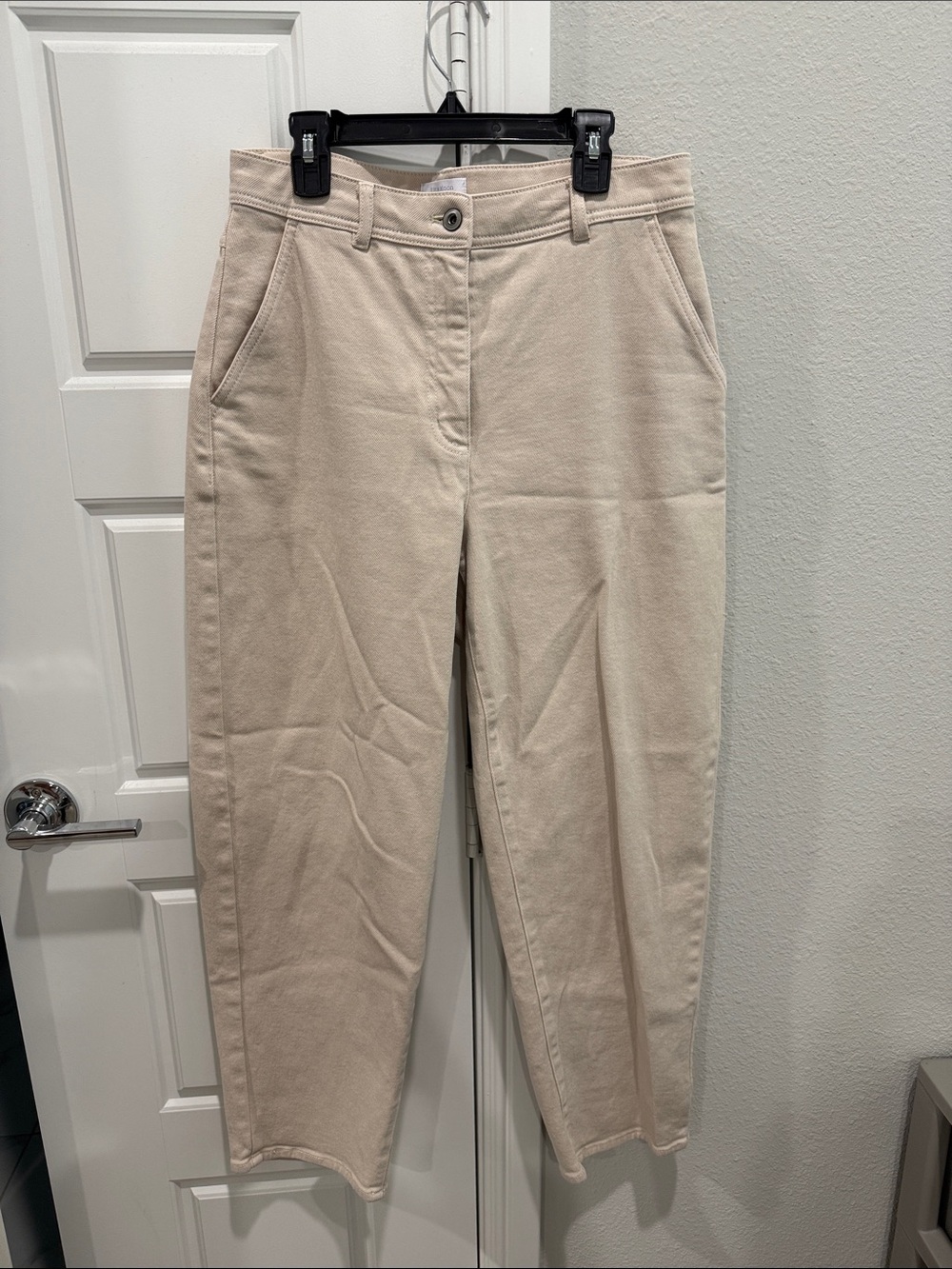 Women’s Aritzia Casual Straight-Leg Pants in Beige